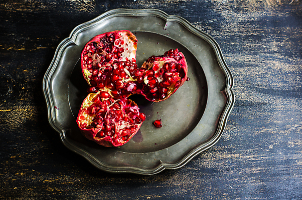 포토 JPG 해외이미지 접시 탁자 사람없음 석류 나무배경 해외포토 식기 가구 백그라운드 과일 파일형식 이미지허브