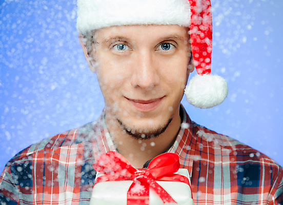 포토 JPG 해외이미지 백인 모자 1 라이프스타일 남자 행복 리본 얼굴 크리스마스 휴가 새해 선물 한명 미소 사람 이벤트 성인 빨간색 파란색 상자 산타클로스 놀람 기쁨 흰색 축하 잡기 눈송이 활 환영 캡모자 포장소품 해외포토 서양인 모자_잡화 잡화 기념일 감정 컬러 컨셉 포장 모션 눈_날씨 표정 생활 신체부위 오브젝트 포장재료 파일형식 이미지허브