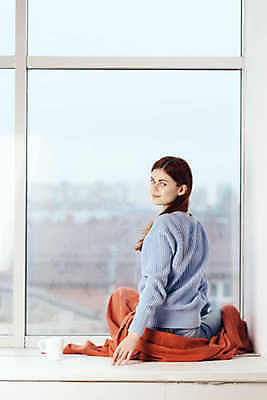 포토 JPG 해외이미지 백인 1 라이프스타일 응시 여자 행복 커피 음료 백그라운드 생각 겨울 창문 아침 휴가 휴식 주택 실내 따뜻함 한명 사람 앉기 내부 컵 뷰티 꿈 머그컵 추위 잡기 뜨거움 차 주말 안락 해외포토 주간 서양인 식기 시선 계절 감정 컨셉 모션 건물 생활 파일형식 이미지허브