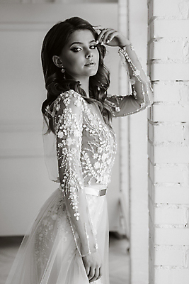 포토 JPG 해외이미지 응시 여자 신부 웨딩드레스 흑백 실내 한명 서기 상반신 성인 옆모습 손들기 성인여자한명만 웨딩촬영 해외포토 1 시선 드레스 뷰포인트 결혼 모션 촬영기법 사람 내부 기념사진 여자한명만 성인여자만 파일형식 이미지허브