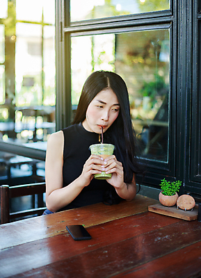 포토 JPG 해외이미지 백인 라이프스타일 여자 행복 얼굴 커피 음료 음식 백그라운드 태국 아침 모바일 휴식 갈색머리 한국 한명 미소 사람 앉기 동양인 성인 컵 초록색 스마트폰 뷰티 식당 일본 얼음 중국 카페 우유 마시기 흰색 잡기 바 뜨거움 차 힙스터 해외포토 주간 자연요소 서양인 1 헤어스타일 식기 패션 감정 아시아 컬러 컨셉 모션 유제품 표정 인종 생활 신체부위 핸드폰 스마트기기 상점 파일형식 이미지허브