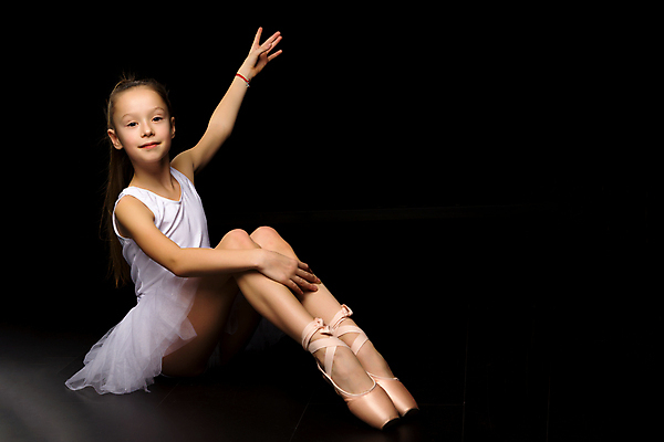 포토 JPG 해외이미지 전신 백인 응시 여자 어린이 포즈 검은배경 실내 한명 앉기 옆모습 손들기 발레리나 발레복 발레옷 소녀한명만 해외포토 서양인 1 시선 옷 뷰포인트 백그라운드 모션 사람 내부 검은색 발레 여자한명만 소녀만 파일형식 이미지허브