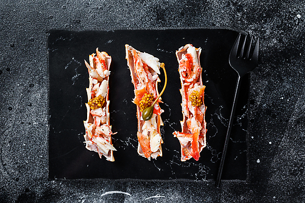 포토 JPG 해외이미지 포크 검은배경 실내 사람없음 해물요리 해산물 게다리 게살 석판 해외포토 식기 음식 백그라운드 내부 검은색 게 파일형식 이미지허브