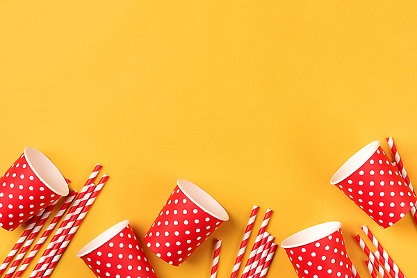 포토 JPG 해외이미지 실내 빨대 사람없음 컵 하이앵글 파티 축하 생일 즐거움 노란배경 카피스페이스 해외포토 식기 기념일 감정 뷰포인트 백그라운드 컨셉 이벤트 내부 노란색 공백 파일형식 이미지허브