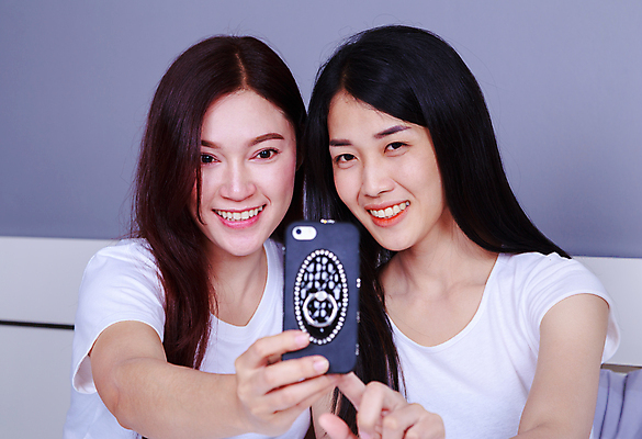 포토 JPG 해외이미지 백인 라이프스타일 여자 행복 2 가족 태국 모바일 주택 세포 한국 함께함 실내 한명 미소 동양인 성인 친구 스마트폰 핸드폰 일본 사진촬영 중국 우정 침실 방 흰색 침대 스마트 그림 자매 만들기 셀프 해외포토 서양인 1 감정 아시아 컬러 가구 컨셉 관계 모션 표정 사람 인종 내부 건물 생활 전자제품 스마트기기 촬영 파일형식 이미지허브