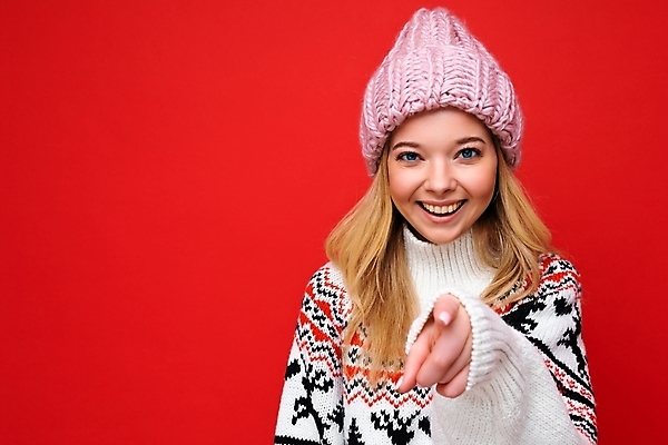 포토 JPG 해외이미지 백인 모자 여자 행복 감정 유럽 백그라운드 겨울 손가락 한명 미소 웃음 사람 성인 빨간색 금발 공백 기쁨 스웨터 니트 긍정 포인트 고립 진실 카피스페이스 해외포토 서양인 1 헤어스타일 손 잡화 계절 나라 컬러 컨셉 상의 표정 금융 파일형식 이미지허브