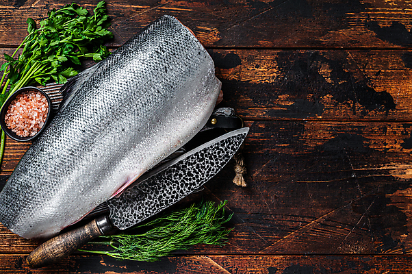 포토 JPG 해외이미지 그릇 실내 사람없음 하이앵글 허브 날것 연어 식칼 토막 카피스페이스 나무배경 핑크솔트 해외포토 식물 식기 뷰포인트 백그라운드 주방용품 어류 내부 공백 소금 파일형식 이미지허브