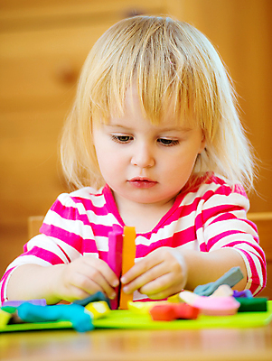 포토 JPG 해외이미지 손 디자인 교육 행복 종이 얼굴 어린이 조각 백그라운드 장난 학교 놀이 탁자 추상 주택 창조 미술 한명 사람 장난감 유치원 게임 아기 수공예 해외포토 1 감정 가구 무늬 문화예술 건물 신체부위 공예 파일형식 이미지허브