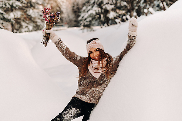 포토 JPG 해외이미지 주간 여자 겨울 한명 웃음 상반신 성인 야외 앞모습 만세 눈 스웨터 겨울옷 드라이플라워 성인여자한명만 눈덮임 해외포토 자연요소 1 옷 계절 꽃 뷰포인트 컨셉 상의 모션 날씨 표정 사람 여자한명만 성인여자만 파일형식 이미지허브