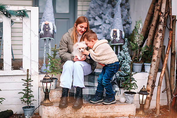 포토 JPG 해외이미지 주간 전신 한마리 여자 남자 반려견 어린이 겨울 함께함 웃음 앉기 소년 성인 야외 두명 앞모습 옆모습 반려동물 계단 강아지 즐거움 포메라니안 해외포토 자연요소 동물 1 계절 감정 뷰포인트 컨셉 모션 표정 사람 개 파일형식 이미지허브