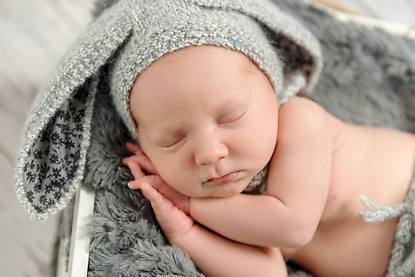 포토 JPG 해외이미지 백인 한명 사람 바구니 귀여움 아기 신생아 잠 니트 토끼모자 해외포토 서양인 모자_잡화 1 컨셉 상의 파일형식 이미지허브