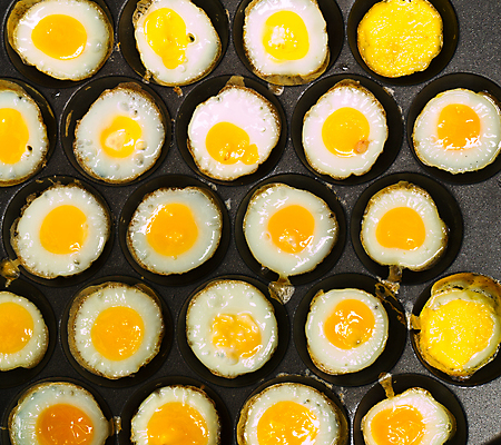 포토 JPG 해외이미지 음식 백그라운드 디저트 사람없음 노란색 검은색 튀김 흰색 먹기 노른자 단백질 맛있는 해외포토 컬러 모션 계란 영양소 파일형식 이미지허브