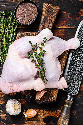 포토 JPG 해외이미지 그릇 실내 마늘 사람없음 하이앵글 닭고기 신선 날것 닭다리 후추 식칼 로즈메리 나무도마 나무배경 해외포토 식기 뷰포인트 백그라운드 채소 주방용품 도마 육류 내부 목재 허브 향신료 파일형식 이미지허브