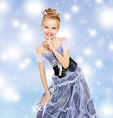 포토 JPG 해외이미지 백인 드레스 여자 어린이 포즈 실내 한명 상반신 앞모습 파란배경 쉿 공주옷 소녀한명만 해외포토 서양인 1 옷 뷰포인트 백그라운드 사람 내부 파란색 조용 여자한명만 소녀만 파일형식 이미지허브