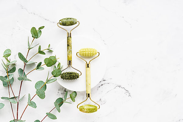 포토 JPG 해외이미지 라이프스타일 웰빙 얼굴 백그라운드 컨셉 잎 장신구 휴식 건강 사람없음 치료 초록색 뷰티 건강관리 스파 화장품 흰색 나뭇가지 공구 마사지 상품 피부 피부관리 대리석 롤러 테라피 내추럴 순서 돌봄 리프팅 유칼립투스 조작 카피스페이스 해외포토 나무 식물 컬러 재료 의학 모션 관리 생활 신체부위 공백 도구 파일형식 이미지허브