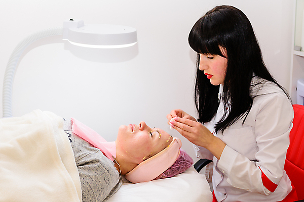 포토 JPG 해외이미지 직업 라이프스타일 웰빙 여자 얼굴 신체 손가락 건강 병원 관리 사람 두명 치료 눕기 뷰티 귀여움 상점 스파 화목 기쁨 흰색 마사지 시원함 미용사 피부 피부관리 스킨케어 테라피 거짓말 돌봄 수분크림 해외포토 손 감정 컬러 컨셉 의학 모션 생활 신체부위 화장품 파일형식 이미지허브