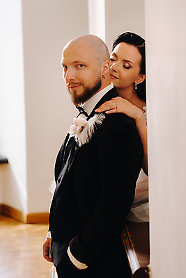 포토 JPG 해외이미지 응시 여자 남자 웨딩드레스 결혼 신혼부부 실내 사랑 미소 정장 턱시도 상반신 성인 두명 앞모습 옆모습 신랑신부 성인만 어깨에손 웨딩촬영 해외포토 부부 시선 드레스 옷 감정 신부_웨딩 뷰포인트 신랑 모션 표정 사람 이벤트 내부 신혼 기념사진 파일형식 이미지허브