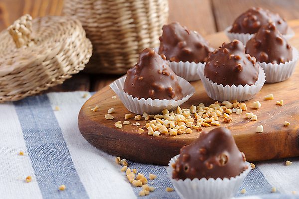 포토 JPG 해외이미지 백그라운드 디저트 사람없음 초콜릿 견과류 달콤 나무도마 프랄린 해외포토 음식 도마 목재 맛 파일형식 이미지허브