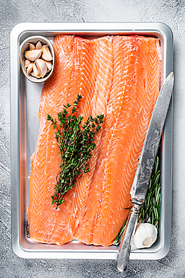 포토 JPG 해외이미지 쟁반 실내 마늘 사람없음 하이앵글 나이프 허브 흰배경 날것 연어 로즈메리 연어요리 해외포토 식물 식기 음식 뷰포인트 백그라운드 채소 어류 내부 흰색 칼 파일형식 이미지허브