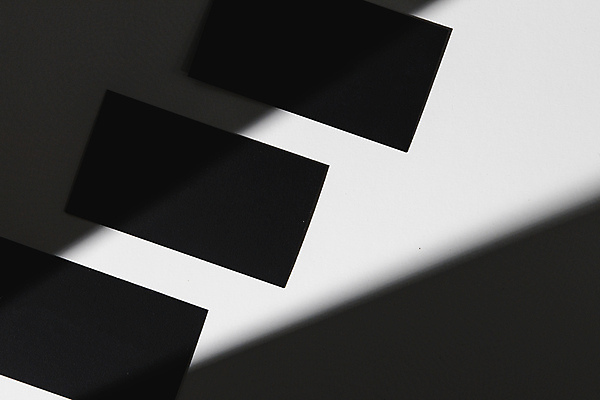 포토 JPG 해외이미지 종이 명함 실내 그림자 사람없음 검은색 카드 목업 해외포토 컬러 내부 파일형식 이미지허브