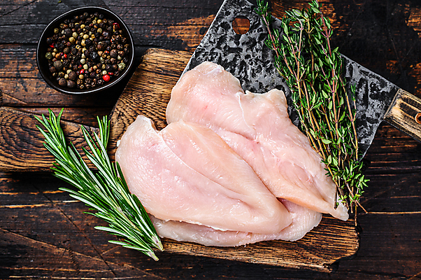 포토 JPG 해외이미지 그릇 실내 사람없음 하이앵글 닭고기 신선 날것 후추 식칼 로즈메리 닭가슴살 백리향 나무배경 해외포토 식기 뷰포인트 백그라운드 주방용품 육류 내부 허브 향신료 파일형식 이미지허브