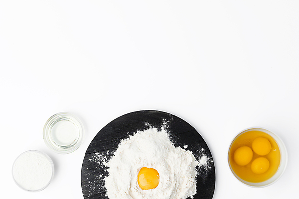 포토 JPG 해외이미지 접시 유리병 실내 사람없음 계란 흰배경 밀가루 노른자 날계란 카피스페이스 해외포토 식기 백그라운드 병_용기 내부 알 공백 흰색 가루 파일형식 이미지허브