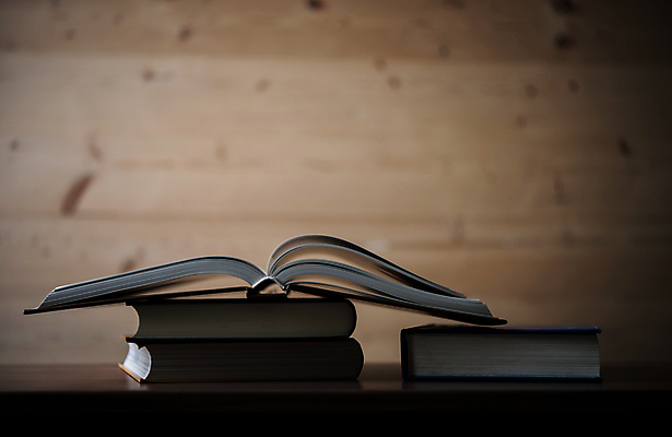 포토 JPG 해외이미지 교육 종이 과학 백그라운드 비즈니스 텍스트 학교 탁자 책장 사람없음 목재 책 스터디 쌓기 우주 교사 정보 성장 오픈 도서관 읽기 교과서 클럽 대학교 문학 페이지 많음 해외포토 나무 직업 가구 컨셉 재료 모션 교재 학습 파일형식 이미지허브