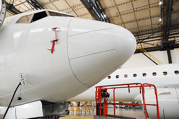 포토 JPG 해외이미지 비행기 실내 사람없음 수레 수리 항공 점검 격납고 해외포토 항공교통 대중교통 내부 카트 파일형식 이미지허브