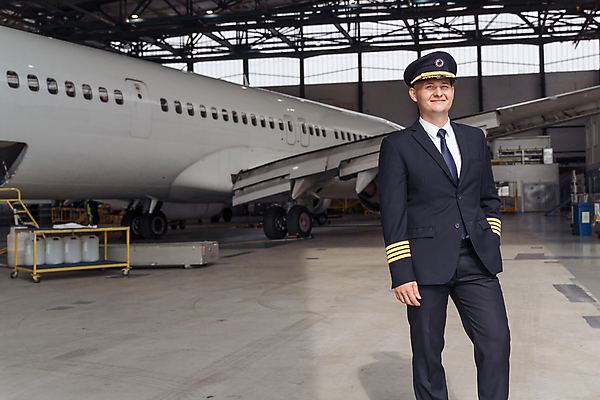 포토 JPG 해외이미지 남자 비행기 실내 한명 상반신 성인 앞모습 공항 파일럿 항공 주머니손 격납고 성인남자한명만 해외포토 직업 1 뷰포인트 항공교통 교통시설 모션 대중교통 사람 내부 남자한명만 성인남자만 파일형식 이미지허브