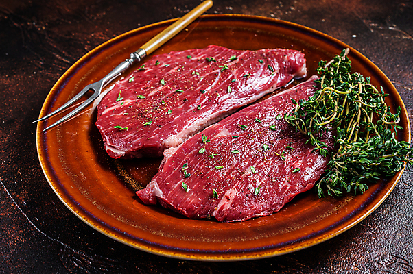 포토 JPG 해외이미지 음식 조각 백그라운드 육류 스테이크 비프스테이크 사람없음 목재 빨간색 검은색 소고기 흰색 신선 원형 소 정상 바비큐 자르기 향신료 날것 소금 후추 로즈메리 등심 생식 송아지고기 정육점 캡모자 브라질사람 해외포토 레이스천 도형 나무 모자_잡화 컬러 식재료 재료 포유류 모션 서양음식 상점 직물 허브 향미료 파일형식 이미지허브