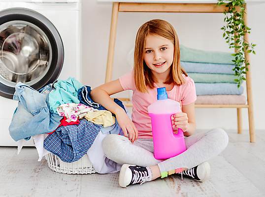 포토 JPG 해외이미지 전신 여자 어린이 가사 한명 미소 앉기 소녀 일상 앞모습 쌓기 세탁기 빨래바구니 빨래통 소녀한명만 빨래세제 해외포토 1 뷰포인트 모션 표정 사람 라이프 바구니 가전제품 빨래 세제 여자한명만 소녀만 파일형식 이미지허브