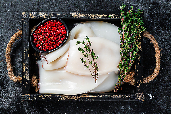 포토 JPG 해외이미지 검은배경 실내 사람없음 해물요리 나무상자 해산물 오징어 백리향 통후추 해외포토 음식 백그라운드 연체동물 내부 상자 검은색 수중동물 후추 파일형식 이미지허브