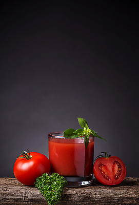 포토 JPG 해외이미지 잎 토마토 검은배경 단면 잔 실내 사람없음 나무탁자 토마토주스 파슬리장식 해외포토 식물 식기 백그라운드 채소 탁자 내부 장식 검은색 야채주스 파일형식 이미지허브