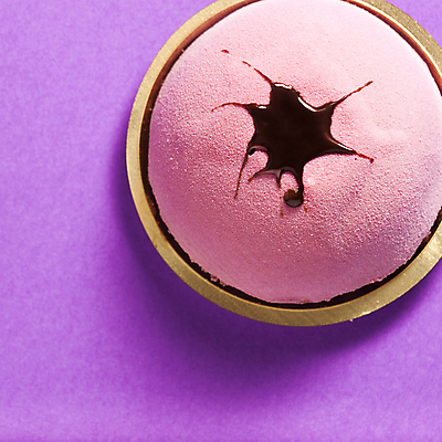 포토 JPG 해외이미지 1 음식 분홍색 탁자 딸기 실내 사람없음 갈색 케이크 초콜릿 보라색 검은색 원형 황금 닫기 달콤 맛 플라스틱 설탕 정사각형 심플 무스 정물화 페스츄리 카피스페이스 해외포토 도형 빵 컬러 가구 컨셉 과일 모션 재질 디저트 내부 공백 그림 파일형식 이미지허브