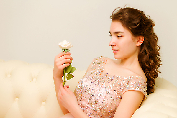 포토 JPG 해외이미지 백인 1 라이프스타일 드레스 여자 꽃 행복 얼굴 어린이 분홍색 꽃다발 백그라운드 휴식 주택 미술 한명 사람 앉기 10대 소파 뷰티 유행 기쁨 방 낭만 흰색 표현 우아함 스타일 해외포토 서양인 식물 옷 감정 컬러 컨셉 의자 모션 청소년 문화예술 건물 생활 신체부위 파일형식 이미지허브