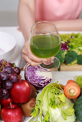 포토 JPG 해외이미지 라이프스타일 손 여자 음료 음식 잎 다이어트 채소 과일 유리 탁자 건강 관리 사람없음 목재 초록색 주방 주스 에너지 흰색 신선 잡기 닫기 상추 먹기 레몬 유기농 양배추 날것 성분 비타민 내추럴 스무디 채식주의자 디톡스 비건 해외포토 나무 식물 웰빙 컬러 가구 재료 모션 재질 사람 생활 신체부위 채식 영양소 파일형식 이미지허브