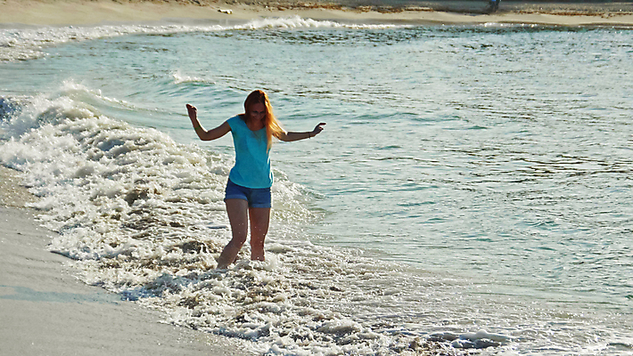 포토 JPG 해외이미지 드레스 행복 모래 스포츠 파도 바다 여행 맨발 발 자연 하늘 휴가 휴식 건강 한명 야외 물 파란색 달리기 태양 점프 산책 기쁨 에너지 자유 쿠바 해외포토 자연요소 1 옷 감정 컬러 컨셉 모션 사람 신체부위 중앙아메리카 생태계 파일형식 이미지허브