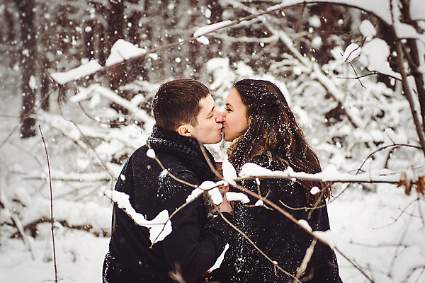 포토 JPG 해외이미지 주간 커플 여자 남자 행복 겨울 키스 사랑 상반신 성인 야외 두명 옆모습 나뭇가지 눈 성인만 해외포토 자연요소 나무 계절 감정 뷰포인트 관계 날씨 사람 애정표현 파일형식 이미지허브