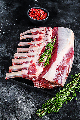 포토 JPG 해외이미지 식재료 검은배경 실내 생고기 사람없음 날것 양고기 로즈메리 양갈비 해외포토 백그라운드 육류 내부 검은색 허브 파일형식 이미지허브