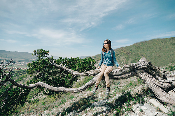 포토 JPG 해외이미지 나무 백인 1 라이프스타일 여자 여행 배낭 자연 휴식 산 건강 한명 사람 앉기 성인 야외 여름 선글라스 여행객 봄 트래킹 꿈 하이킹 가을 백패커 하이커 향나무 해외포토 서양인 식물 계절 안경 컨셉 가방 모션 레저 생활 생태계 파일형식 이미지허브