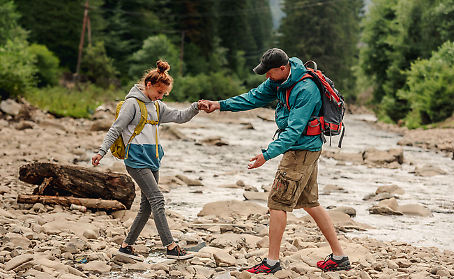 포토 JPG 해외이미지 전신 응시 여자 남자 딸 어린이 여행 배낭 자연 산 성인 야외 두명 옆모습 아웃포커스 걷기 손잡기 등산 도움 아빠 등산객 도와주기 부녀 육아대디 해외포토 시선 뷰포인트 컨셉 가방 가족 모션 촬영기법 사람 트래킹 생태계 파일형식 이미지허브