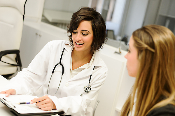 포토 JPG 해외이미지 백인 직업 여자 2 청진기 건강 병원 대화 설명 사람 두명 사무실 약 듣기 시험 환자 의사 질병 약속 처방 방문 문제 테라피 돌봄 해외포토 서양인 교육 비즈니스 의학 의료기기 모션 말하기 뷰티 의료진 파일형식 이미지허브