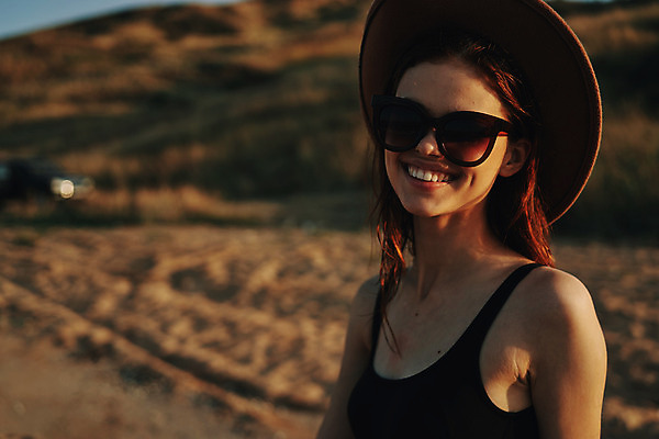 포토 JPG 해외이미지 주간 여자 여유 휴식 한명 상반신 성인 야외 옆모습 아웃포커스 여름휴가 바캉스 선글라스 성인여자한명만 해외포토 자연요소 1 감정 안경 뷰포인트 컨셉 휴가 촬영기법 사람 여자한명만 성인여자만 파일형식 여름_계절 이미지허브