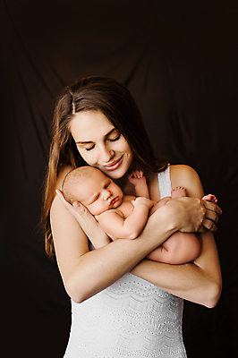 포토 JPG 해외이미지 백인 여자 딸 행복 어린이 백그라운드 가족 엄마 갈색머리 함께함 사랑 미소 안전 사람 두명 흰색 신생아 잠 달콤 보호 작음 낮잠 돌봄 갈색배경 해외포토 서양인 헤어스타일 감정 컬러 컨셉 관계 모션 표정 갈색 아기 맛 크기 파일형식 이미지허브