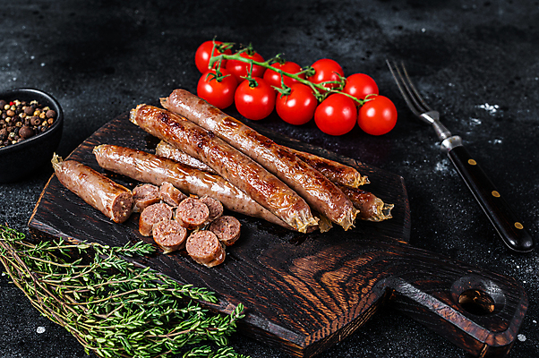 포토 JPG 해외이미지 방울토마토 검은배경 실내 사람없음 소시지 나무도마 백리향 소시지구이 해외포토 백그라운드 토마토 도마 내부 목재 검은색 가공식품 구이 파일형식 이미지허브