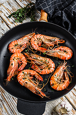 포토 JPG 해외이미지 새우 실내 마늘 사람없음 하이앵글 해물요리 프라이팬 해산물 새우요리 나무배경 해외포토 음식 뷰포인트 백그라운드 채소 주방용품 갑각류 내부 파일형식 이미지허브