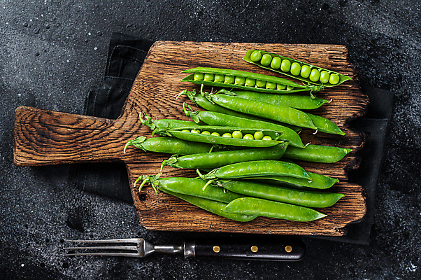 포토 JPG 해외이미지 포크 실내 사람없음 하이앵글 완두콩 꼬투리 나무도마 해외포토 식기 뷰포인트 콩 도마 내부 목재 파일형식 이미지허브