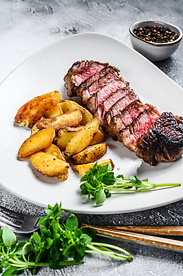 포토 JPG 해외이미지 접시 포크 회색배경 단면 실내 스테이크 비프스테이크 사람없음 소고기 슬라이스 웨지감자 통후추 해외포토 식기 백그라운드 감자 서양음식 육류 내부 회색 후추 감자요리 파일형식 이미지허브