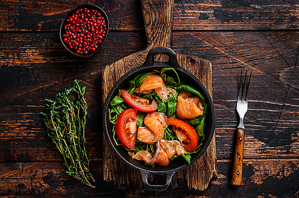 포토 JPG 해외이미지 그릇 포크 토마토 실내 사람없음 하이앵글 냄비 허브 연어 후추 나무도마 연어샐러드 연어요리 나무배경 해외포토 식물 식기 음식 뷰포인트 백그라운드 채소 도마 어류 내부 목재 샐러드 솥 향신료 파일형식 이미지허브