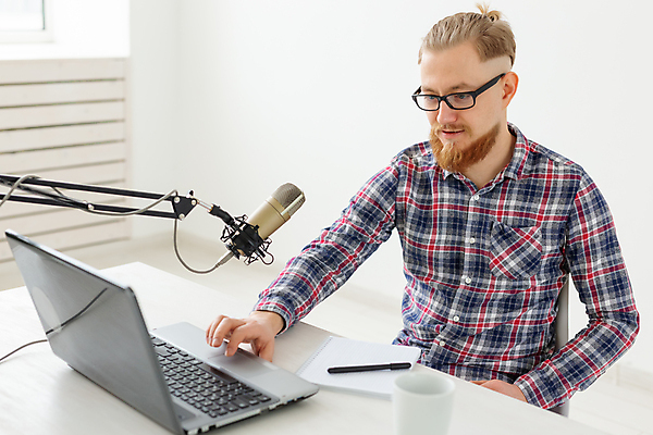 포토 JPG 해외이미지 남자 스튜디오 한명 손짓 상반신 성인 앞모습 노트북 펜 DJ 마이크 라디오 대본 라디오방송 성인남자한명만 크리에이터 1인미디어 해외포토 직업 1 뷰포인트 음향기기 모션 사람 전자제품 필기구 방송 남자한명만 성인남자만 파일형식 이미지허브